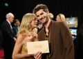 Tocão tocante de Andrew Garfield a sua mãe com Goldie Hawn