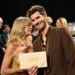 Tocão tocante de Andrew Garfield a sua mãe com Goldie Hawn