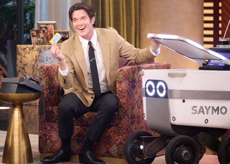 Todo mundo está ao vivo com John Mulaney é uma bagunça ambiciosa