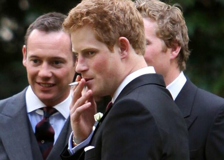 Todos os Royals que foram pegos com uma bicha sorrateira e como Meghan Markle serviu '200' de maconha nas juntas no primeiro casamento
