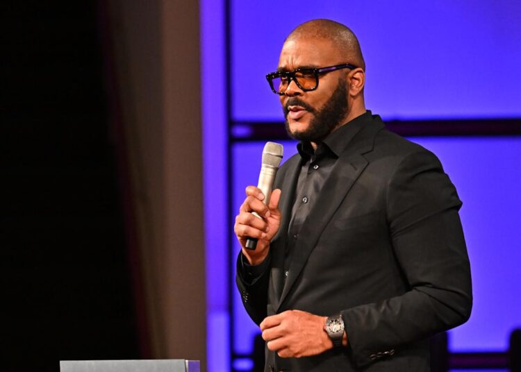 Tyler Perry está "cansado de pessoas que tomam movimentos" e "sequestrando -as" por ganho político financeiro. Seu novo filme 'Duplicity' leva o problema de frente.