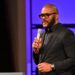 Tyler Perry está "cansado de pessoas que tomam movimentos" e "sequestrando -as" por ganho político financeiro. Seu novo filme 'Duplicity' leva o problema de frente.
