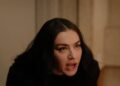 Um Charli XCX irritado se recusa categoricamente a interpretar seu maior sucesso no hilário 'Overcompensing' Trailer: 'Você está brincando!'