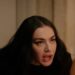 Um Charli XCX irritado se recusa categoricamente a interpretar seu maior sucesso no hilário 'Overcompensing' Trailer: 'Você está brincando!'