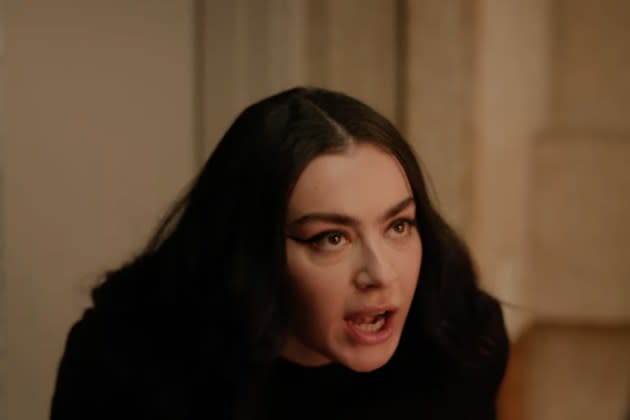 Um Charli XCX irritado se recusa categoricamente a interpretar seu maior sucesso no hilário 'Overcompensing' Trailer: 'Você está brincando!'