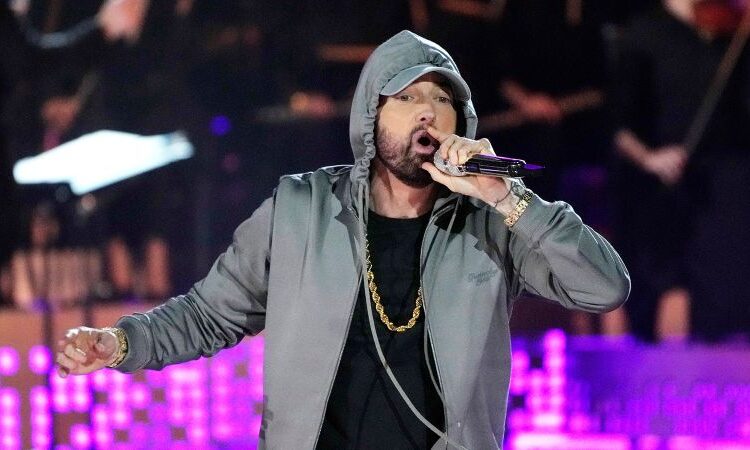 Um ex -engenheiro de estúdio é acusado de roubar música eminem inédita e vendê -la online