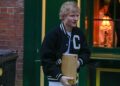 Um show perfeito! Ed Sheeran parece muito feliz consigo mesmo depois de tocar nova música durante o show secreto em seu pub favorito de Londres enquanto ele se prepara para lançar seu oitavo álbum