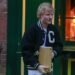 Um show perfeito! Ed Sheeran parece muito feliz consigo mesmo depois de tocar nova música durante o show secreto em seu pub favorito de Londres enquanto ele se prepara para lançar seu oitavo álbum