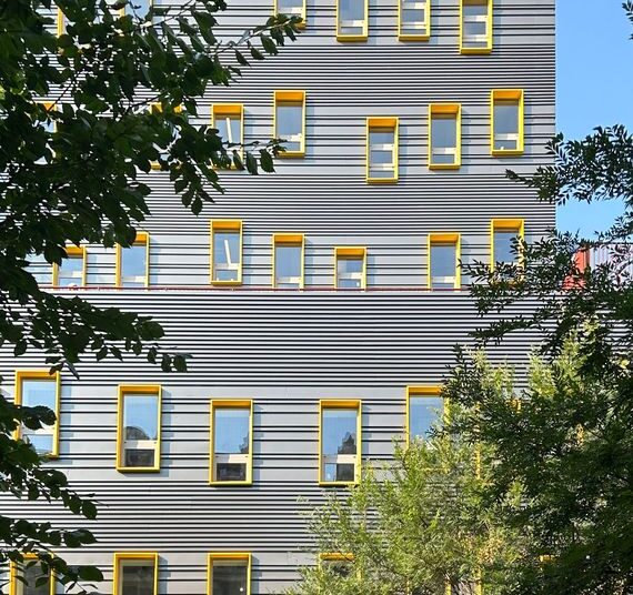 Uma fachada de folha de folha em Washington Heights