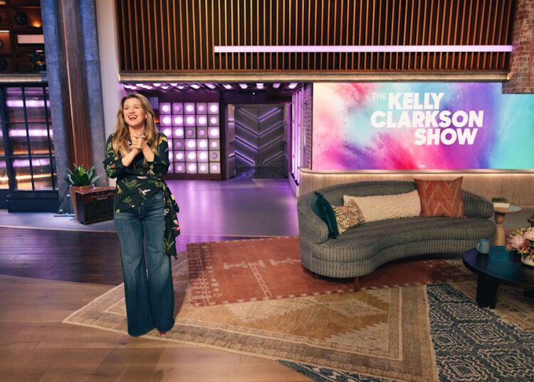Uma insider de Kelly Clarkson está reagindo contra rumores de 'Weird Vibe' em seu conjunto de talk show