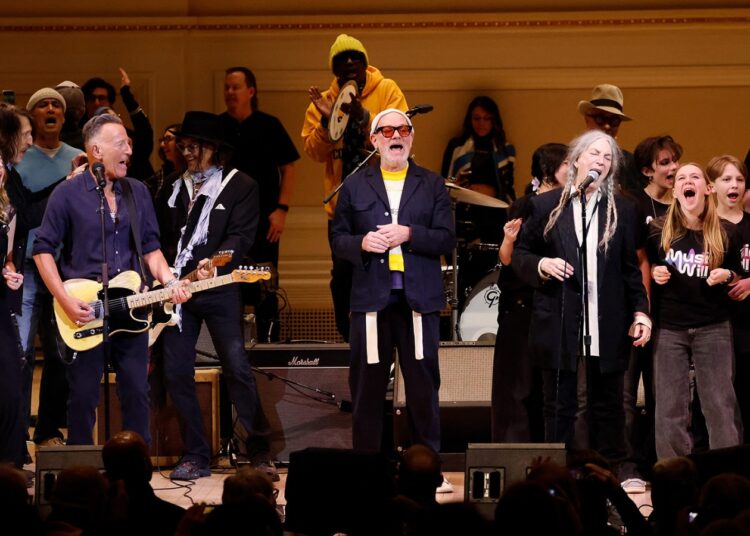 Veja Springsteen, Stipe, Karen O Salute Patti Smith no Tribute Concert