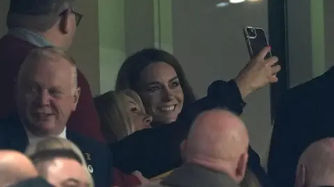 William e Kate Cheer Rival Teams no País de Gales contra Inglaterra