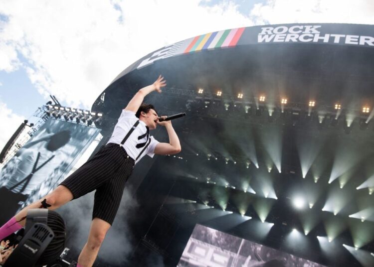 Yungblud estreia três novas músicas no Surprise London Scala Show