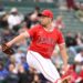Yusei Kikuchi ataca oito contra o Royals