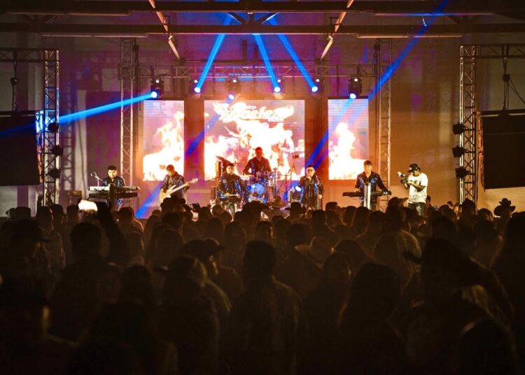 POPURRÍ DE CHILENAS // GRUPO LA REALEZA DE OAXACA  [[ EN VIVO ]] mollala or