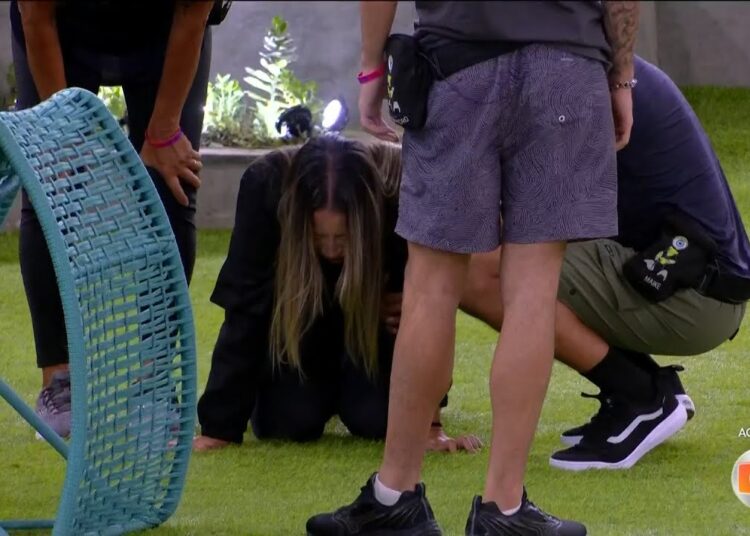 TOMBO CHEGOU!!! RENATA CAIU NO GRAMADO APÓS ELIMINAÇÃO DE EVA… CONFIRA O MOMENTO | BBB25