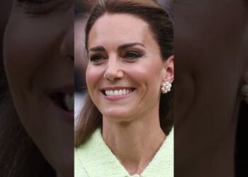 Joia da princesa Kate esconde segredo comovente!  #shortsyoutube  #news    #shortsfeed  #shorts
