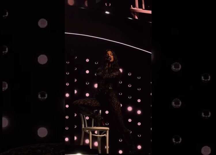 “whatcha doing “😏 by Dualipa ❤️🔥🔥🔥 at Radicaloptimismtour 🇳🇿 2025 #dualipatour #concert#queen #dl3