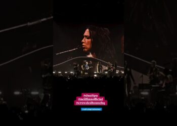 Dualipa performing “Don’t Dream It’s Over” with Neil Finn from Crowded House tonight #rotour25❤️🇳🇿