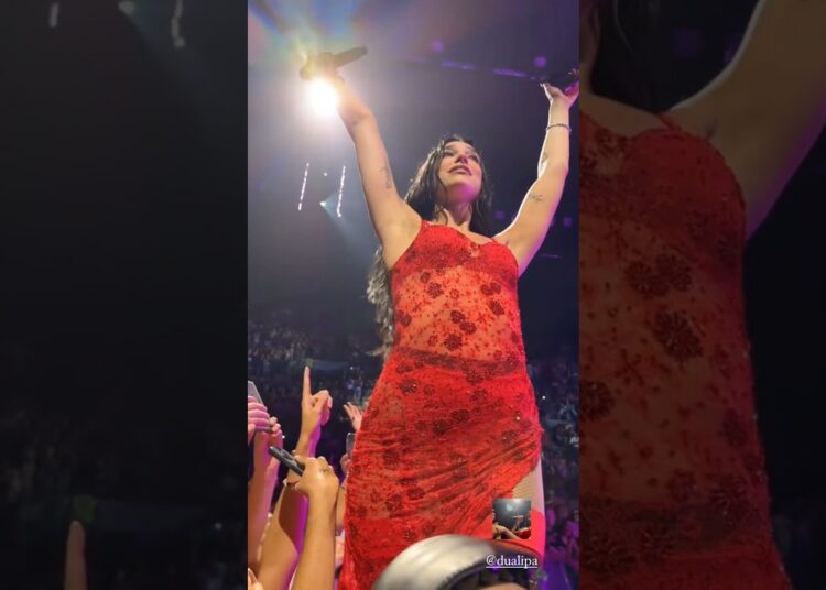 Dualipa &Her Fans singing”Be The One ” in Auckland during  Radicaloptimismtour 🇳🇿 2025 #dualipa