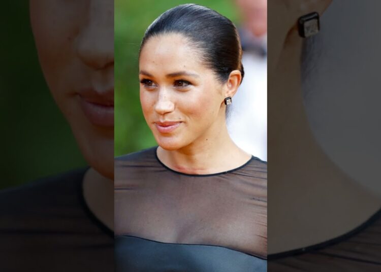 Meghan chocou a realeza com seus abraços!  #shorts  #shortsyoutube     #shortsfeed  #meghanmarkle