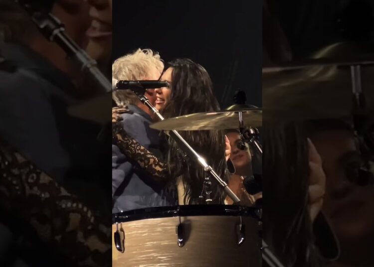 Dualipa showing respect to Legendary Kiwi singer Neil Finn❤️🙏 at Radicaloptimismtour , Auckland 🇳🇿