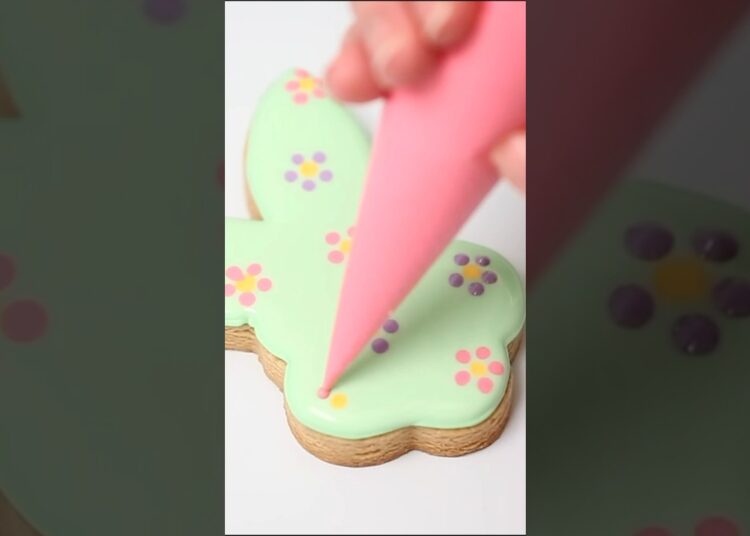 Wet on Wet Icing technique to make beautiful designs! ##howtodecoratecookies #royalicing