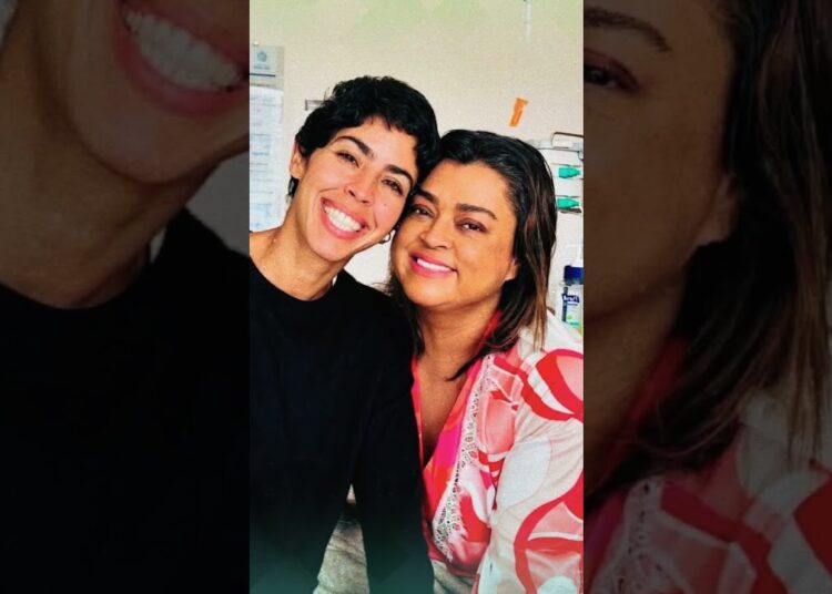 Preta Gil viaja respirando com auxílio de aparelhos em avião particular
