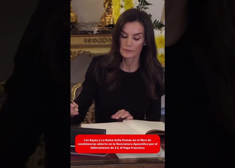 Los Reyes y La reina Firman el libro de condolencias por el Papa #realeza #familiareal