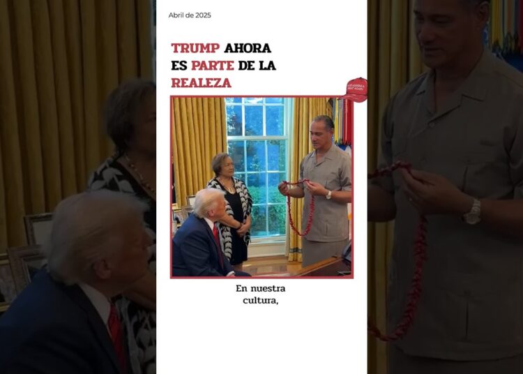 Trump recibe collar samoano y pregunta: ¿soy de la realeza?