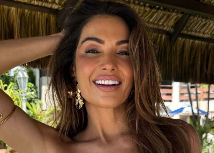 PATRÍCIA POETA APROVEITA FERIADO DE FOLGA E SURPREENDE FÃS COM CLIQUE DE BIQUÍNI
