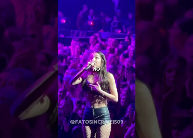 Celebridades que se ridicularizam no palco!#curiosidades #noticias #brazil