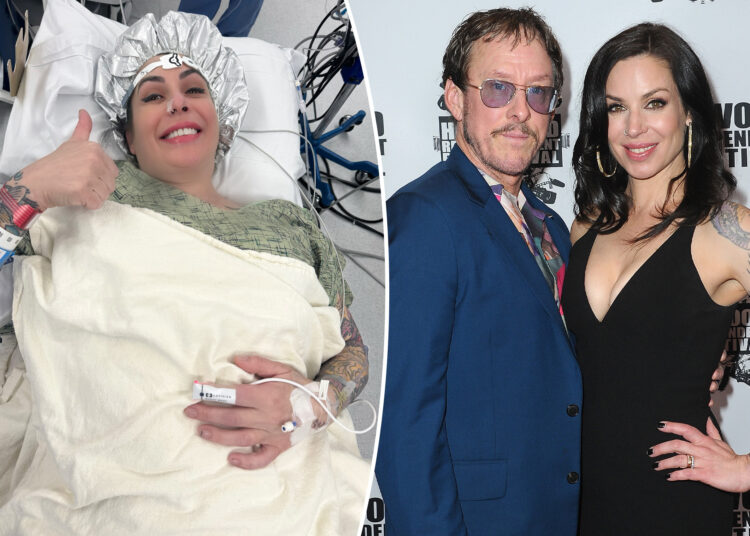 A esposa do baixista do Weezer Scott Shriner revelou diagnóstico de câncer antes da prisão