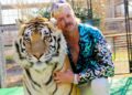 A estrela de 'Tiger King' Joe Exotic diz que se casou com o companheiro de companheiro