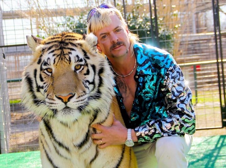A estrela de 'Tiger King' Joe Exotic diz que se casou com o companheiro de companheiro