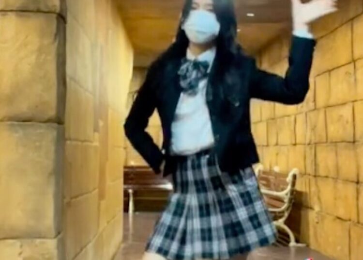 Tiktoker coreana dança música mexicana!