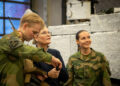 A princesa Ingrid Alexandra recebe um Bunad especial enquanto seu serviço militar acaba