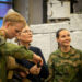 A princesa Ingrid Alexandra recebe um Bunad especial enquanto seu serviço militar acaba