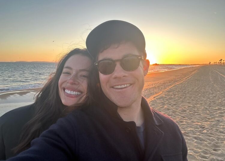 Adam Devine diz que Zac Efron 'fantasiou' depois de um telefonema surpresa