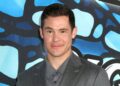 Adam Devine foi informado de que estava morrendo porque foi atingido por um caminhão de cimento quando criança