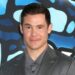 Adam Devine foi informado de que estava morrendo porque foi atingido por um caminhão de cimento quando criança