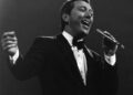 Andy Williams mostra uma nova música de sucesso com uma faixa de meio século