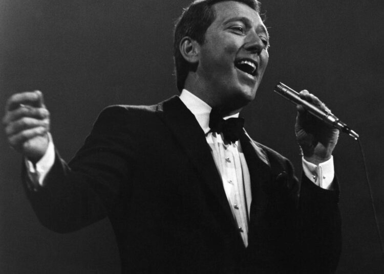 Andy Williams mostra uma nova música de sucesso com uma faixa de meio século
