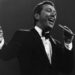 Andy Williams mostra uma nova música de sucesso com uma faixa de meio século