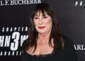 Anjelica Huston revela o diagnóstico de câncer após 4 anos 'em Clear'