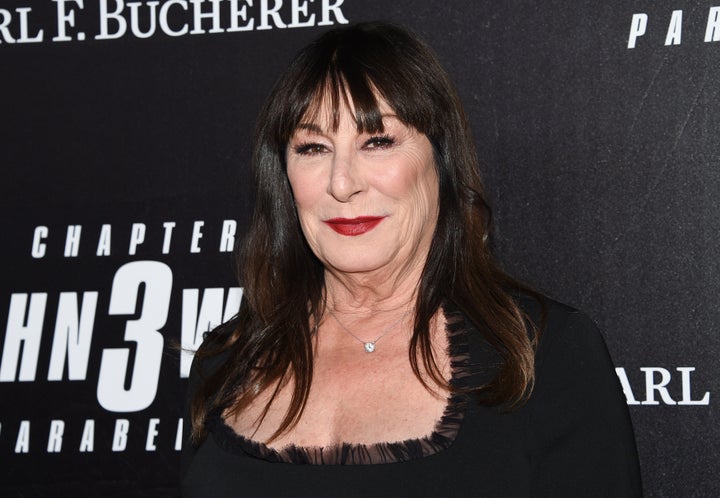 Anjelica Huston revela o diagnóstico de câncer após 4 anos 'em Clear'