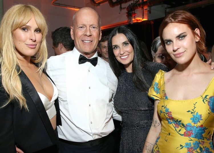 As filhas adultas de Bruce Willis e Demi Moore tomam banho juntos