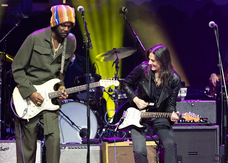 Assista Gary Clark Jr. entregar interpretações ardentes de dois clássicos Stevie Ray Vaughan