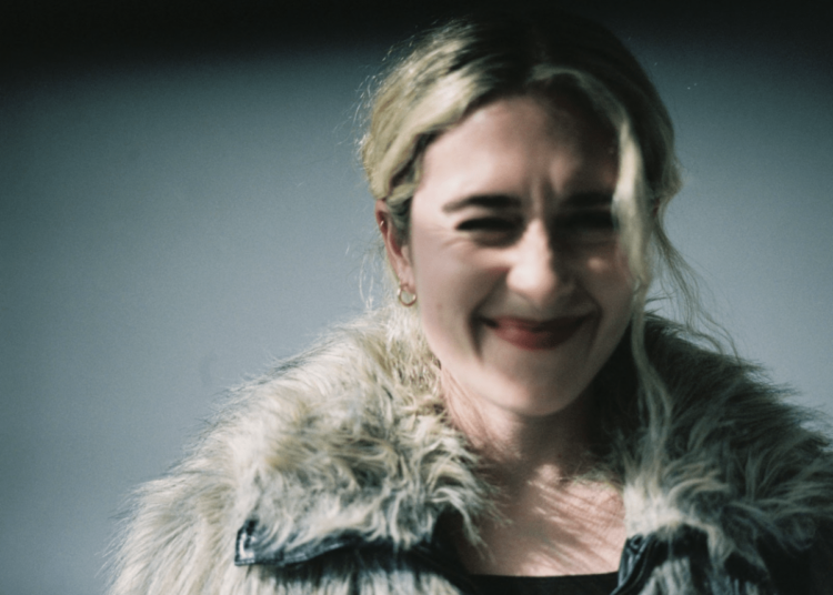 Assista ao videoclipe inspirado em DILF para o novo single de Blondshell "23's A Baby"