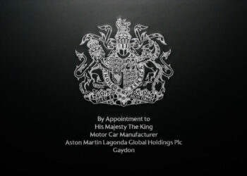 Aston Martin começa a usar seu novo mandado real